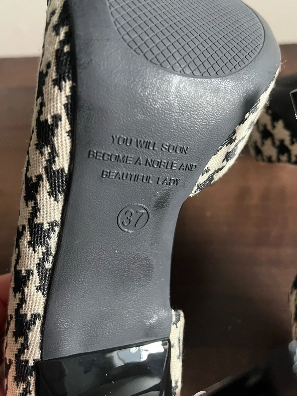 NWT Bigtree Houndstooth Pumps Size 37